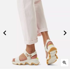 Sorel White Cream Kinetic Impact Y Strap Sandals, Size 10